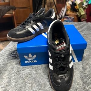 Adidas samba men’s size 5 women’s size 6.5..worn just once .. with box